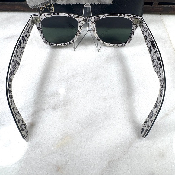 Ray-Ban Wayfarer Special Series Comics Sunglasses with Case - Picture 2 of 7